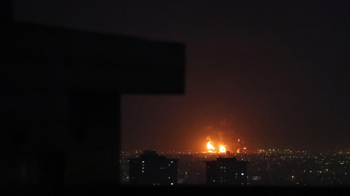 Usa Iran, bombe e minacce. Media israeliani: «Ferito il figlio di Khamenei». Teheran si scusa con i Paesi arabi, ma c