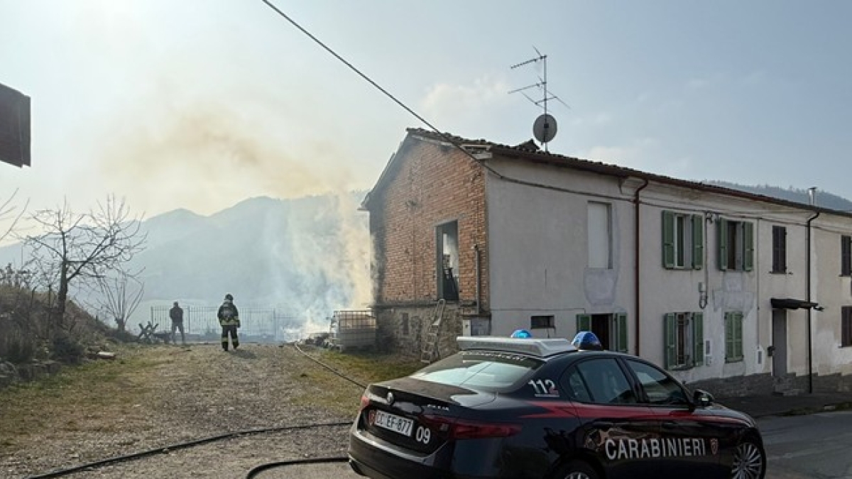 Voghera, 80enne intrappolata nell'abitazione invasa da fumo e fiamme salvata dai carabinieri che forzano la porta