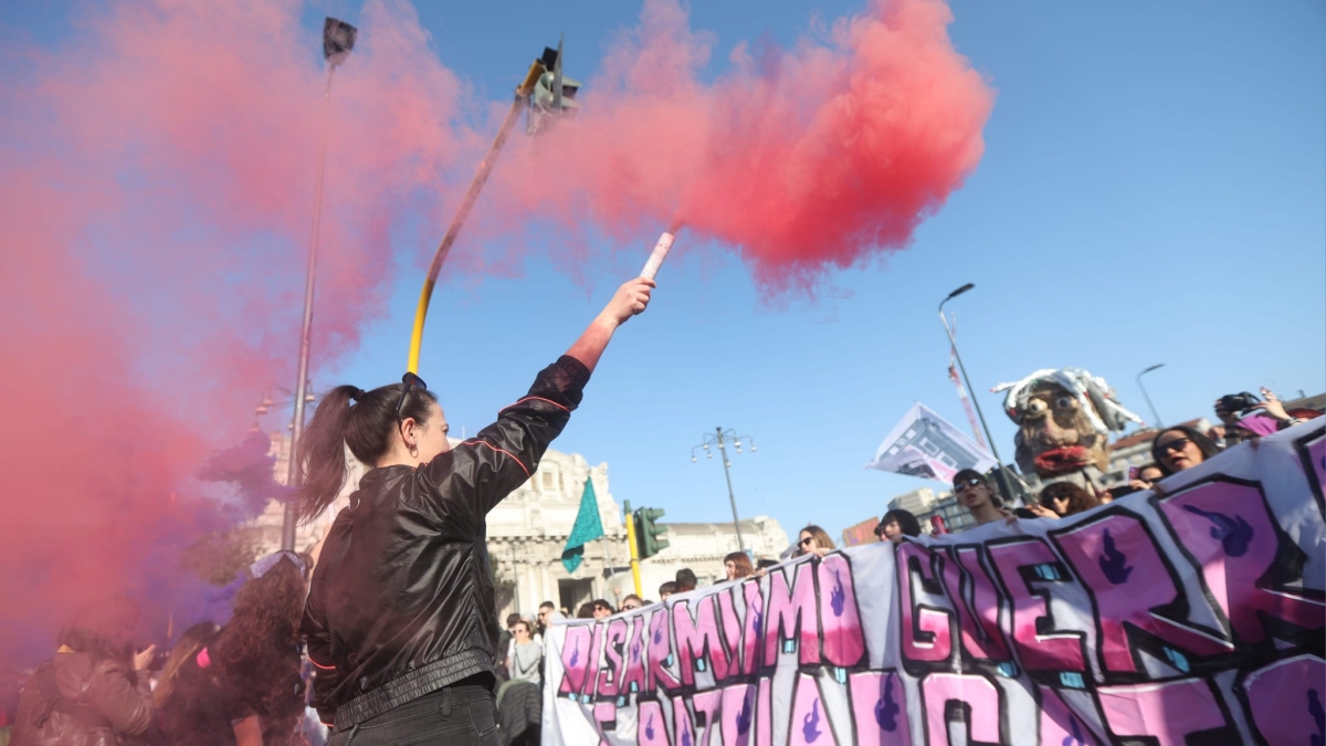 Milano, 10 mila in corteo per l'8 marzo: «Disarmiamo la guerra e il patriarcato, le nostre vite valgono»
