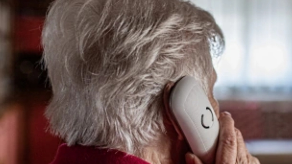 «Pronto, sono il maresciallo, suo figlio è stato fermato. Per rilasciarlo deve pagare...»: la truffa del finto carabiniere non inganna due novantenni a Firenze