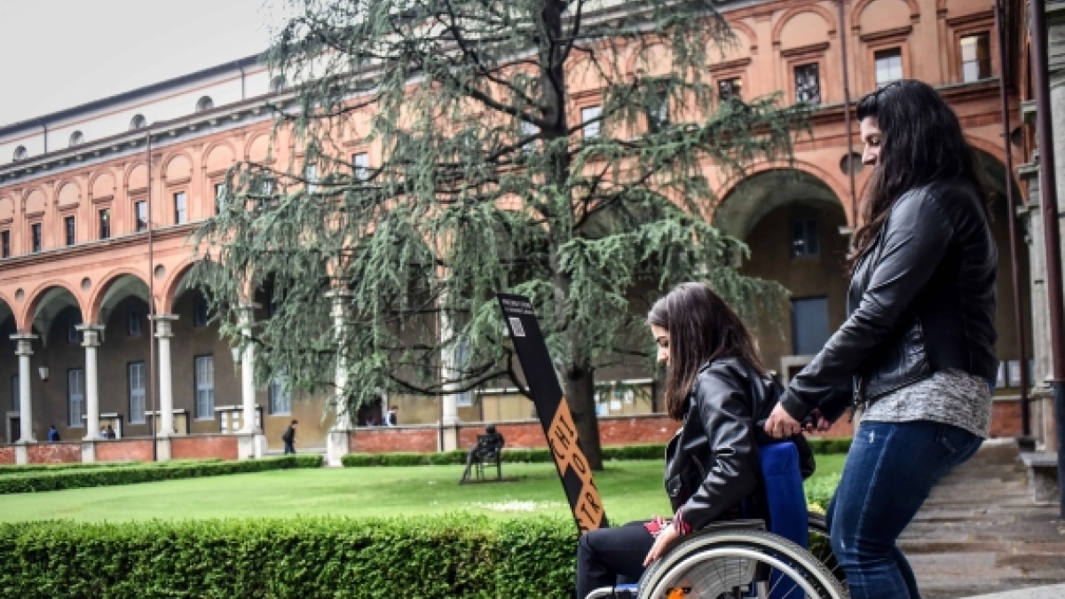 Milano, rampe e Braille per una movida inclusiva: «Ma su 8 mila locali quelli con pedana e campanello sono il 30 per cento»