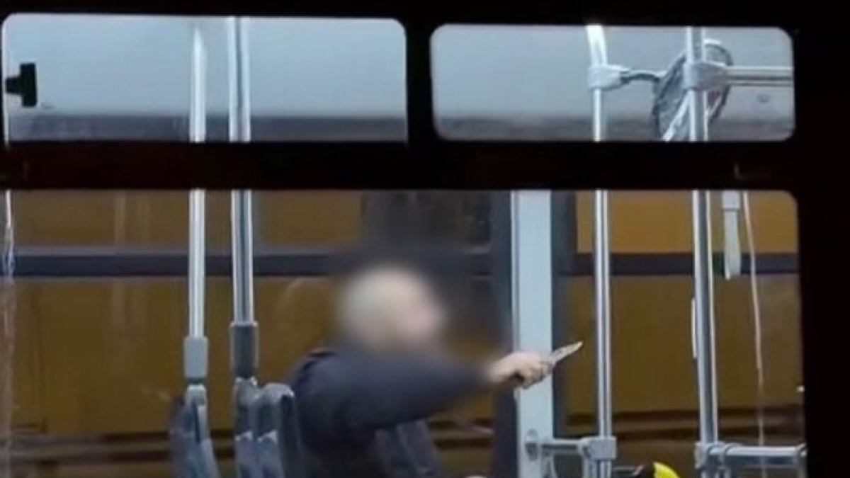 Donna accoltellata sul bus al Vomero, si suicida l'aggressore: era piantonato all'ospedale San Giovanni Bosco