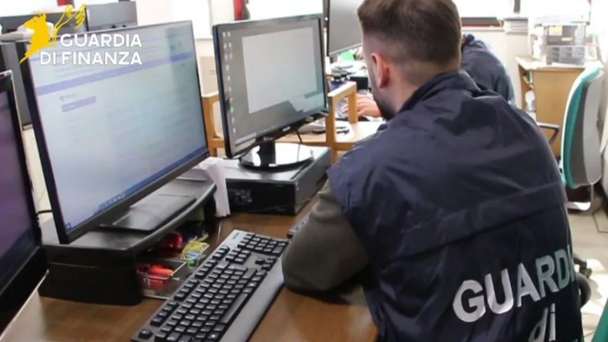 Il clan dei casalesi gestiva le truffe online, i proventi andavano alle famiglie dei detenuti: due arresti, 24 indagati