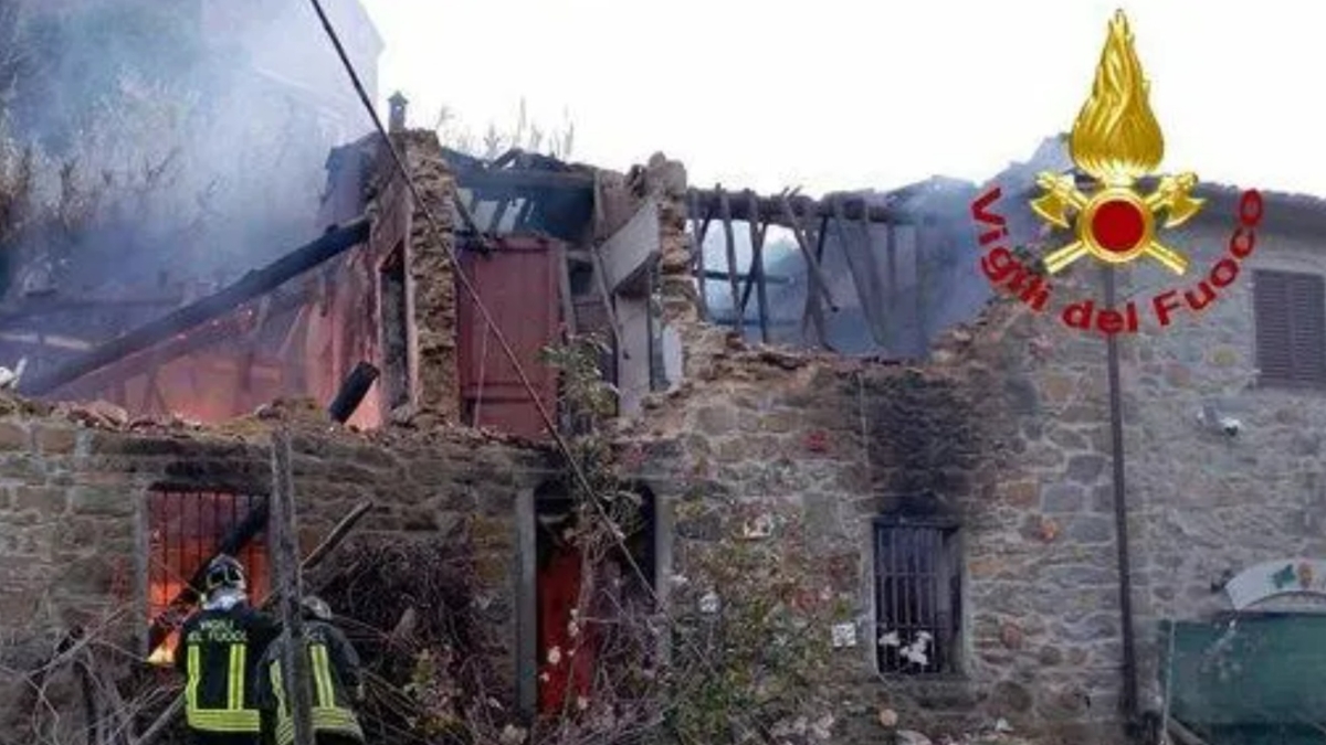 Pescia, esplosione per una fuga di gas: morto un uomo di 60 anni