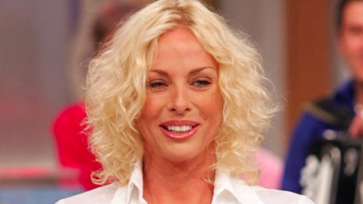 Ela Weber compie 60 anni: ha lavorato come benzinaia, cosa fa oggi, chi è il marito, 7 segreti