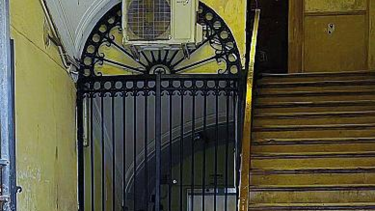 Napoli, chiuso l’ascensore di Chiaia: la zona di Monte di Dio isolata da settimane