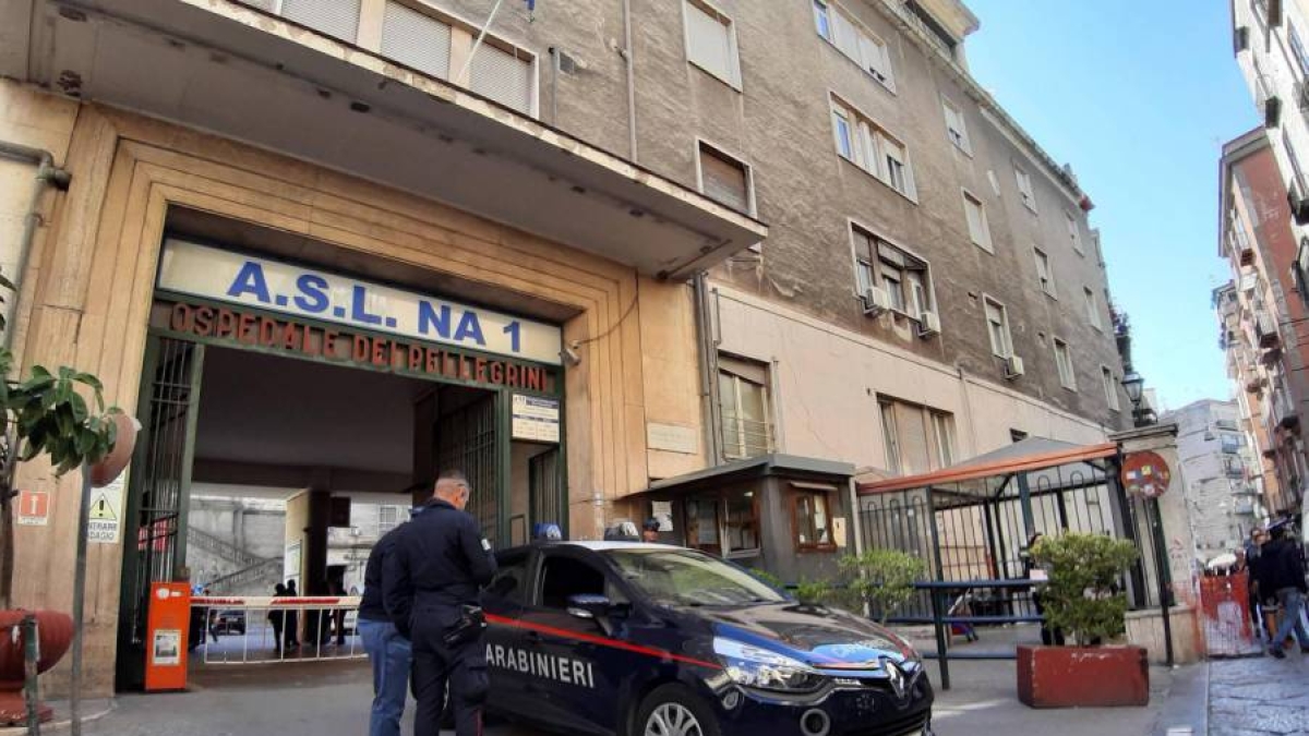 Napoli, rissa tra minori in via Toledo: 13enne accoltellato ad una gamba, voleva sedare la lite