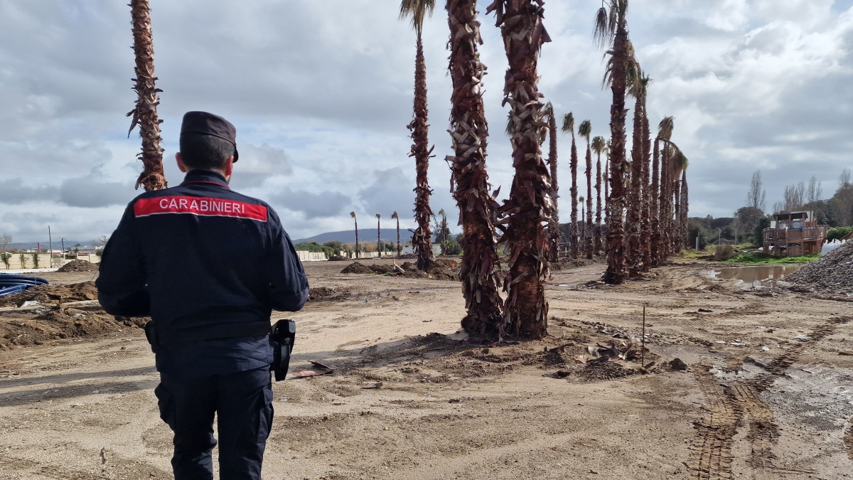Giugliano, abusi edilizi sul terreno affittato dalla Regione a una società privata: campi di padel e calcio senza permessi