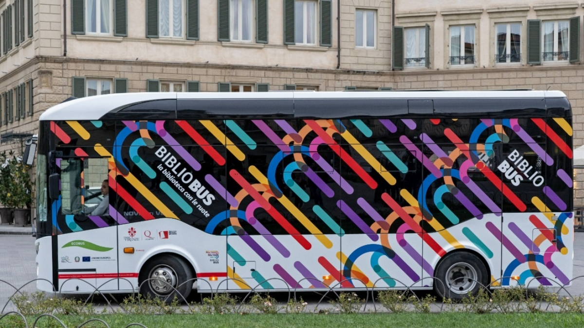 Firenze, torna in servizio il Bibliobus con 1.200 libri a bordo: il catalogo e dove trovarlo, tutte le info