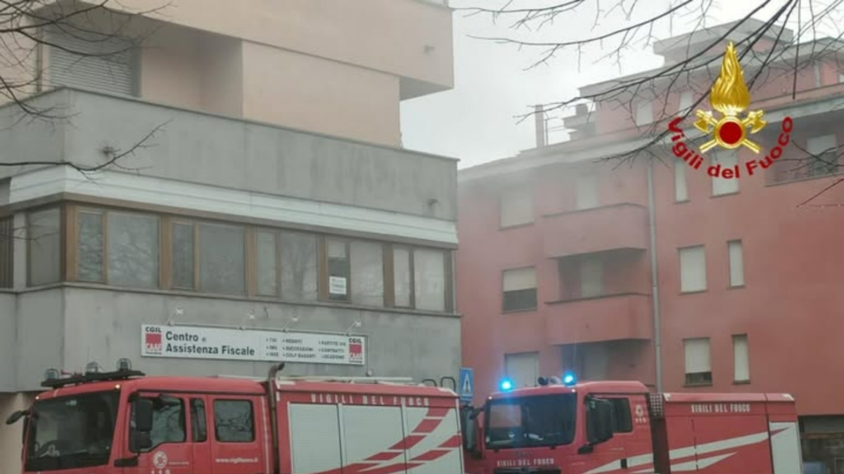 Pontedera, si sente male mentre cucina e scoppia un incendio: morta una donna di 86 anni, 12 intossicati, evacuati diversi appartamenti