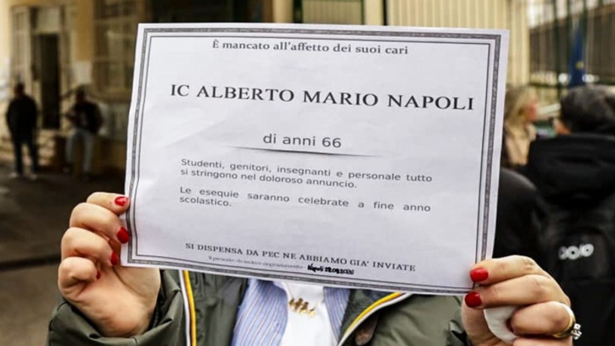 Napoli, manifesti funebri all'istituto comprensivo "Alberto Mario" e alunni a casa: la protesta dei genitori