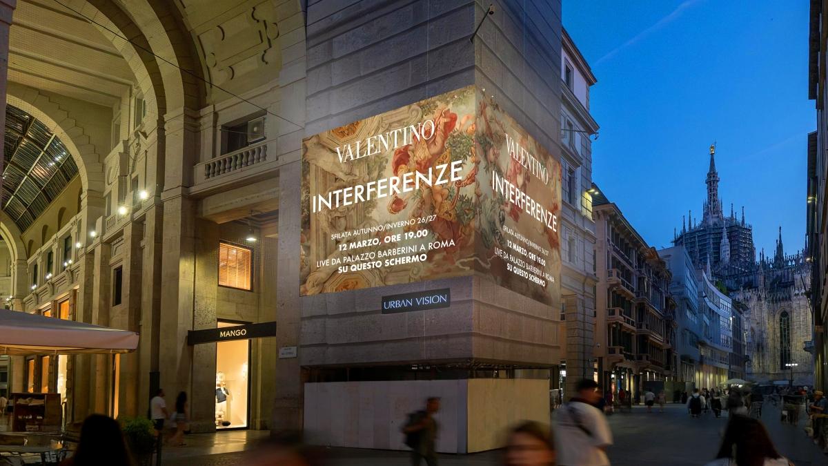 Valentino, la sfilata di Roma per la prima volta anche in diretta sui maxischermi a Milano: dai Navigli a corso Como, ecco dove vederla