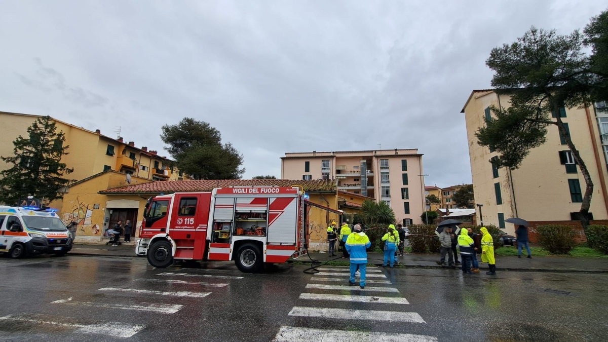 Livorno, incendio in un una casa ricovero per famiglie in difficoltà: evacuate 10 persone
