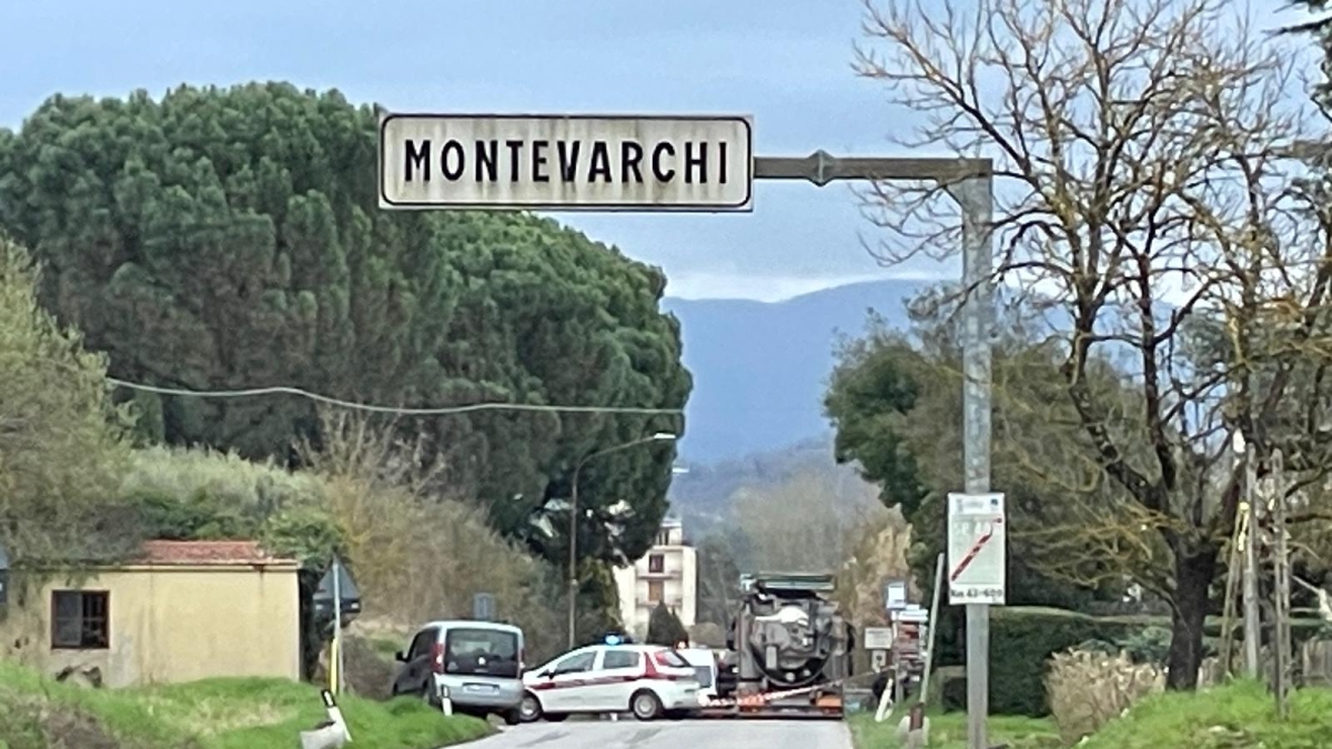 Montevarchi, scontro tra auto e motorino: scooterista di 17 anni muore sul colpo