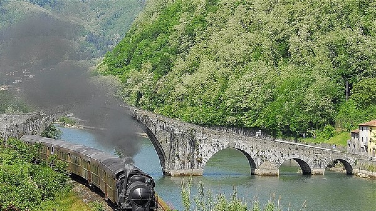 Lavori sulla ferrovia Lucca–Aulla, treni sospesi sabato e domenica. Sindaci arrabbiati: «Poco preavviso»