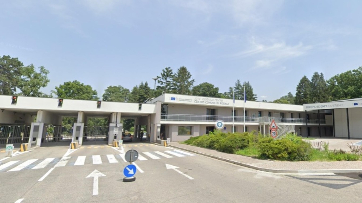 Ispra, precipita mentre lavora al centro di ricerca della Commissione europea: grave operaio 48enne