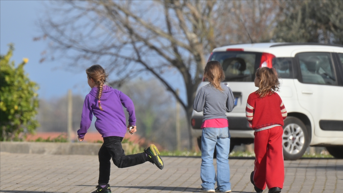 Famiglia nel bosco, ora il papà tratta con l’assistente sociale. Pronta una nuova abitazione