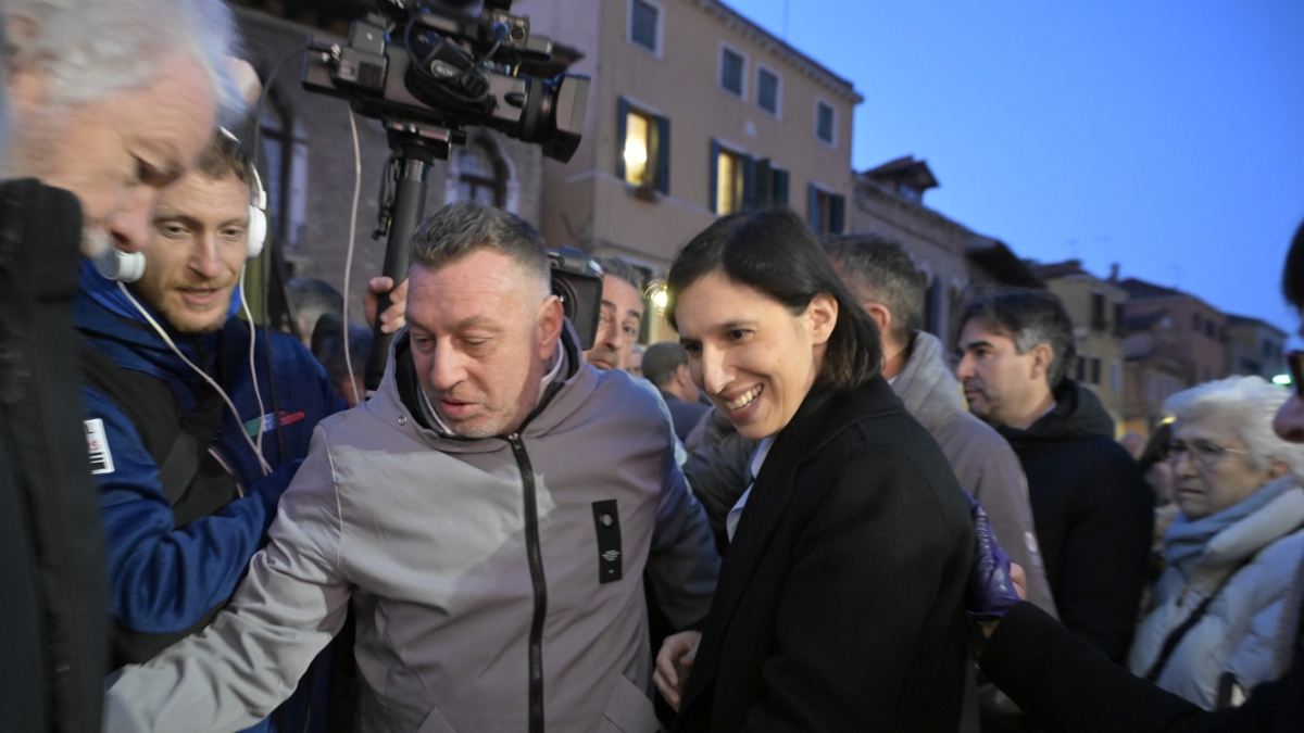 Tavolo sull'Iran, l’offerta della premier divide il Campo largo. Conte sbarra la strada. E Schlein: sentiamoci