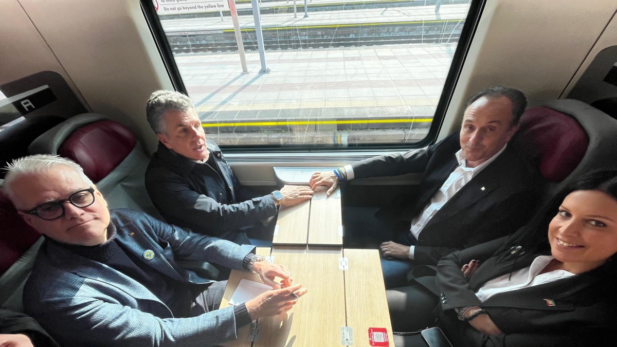 La «Freccia per il Sì» al referendum giustizia: parte da Torino il treno di Forza Italia. Cirio: «Noi in mezzo alla gente per un Paese più moderno»