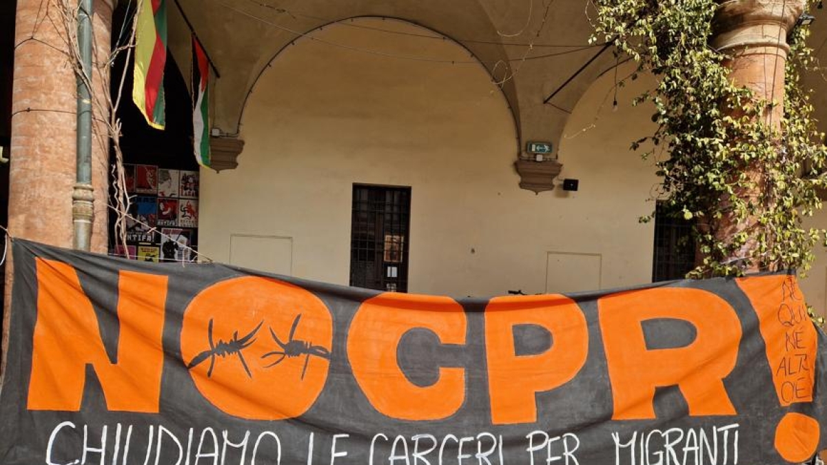 Bologna, da Piantedosi ai Cpr, dalla giustizia alla guerra: tutti i «No» in corteo