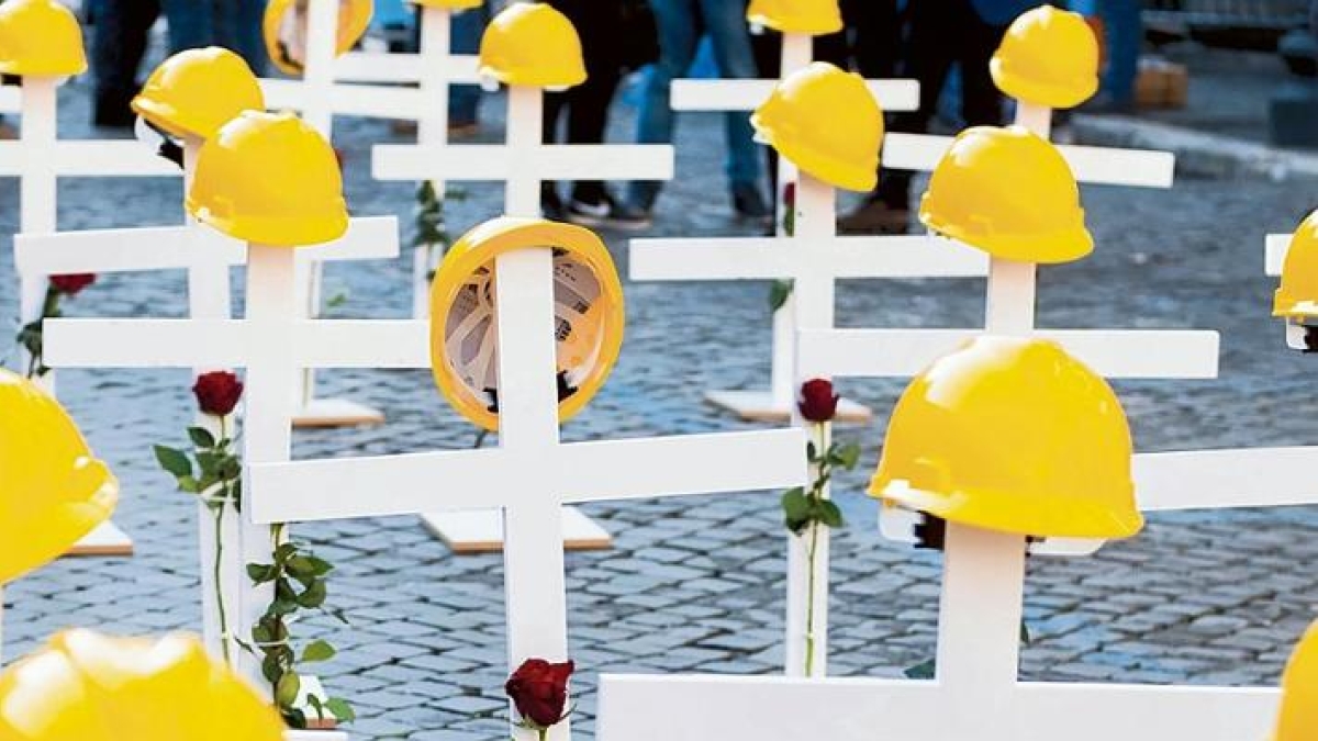 San Marcellino (Caserta), giovane operaio precipita da un balcone senza ringhiera e muore. Lavorava senza contratto