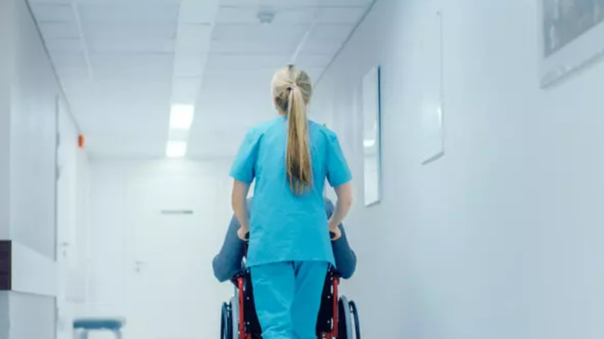 Andava a lavorare in un supermercato invece che dai pazienti: infermiere condannato, ora deve risarcire anche l'Asl