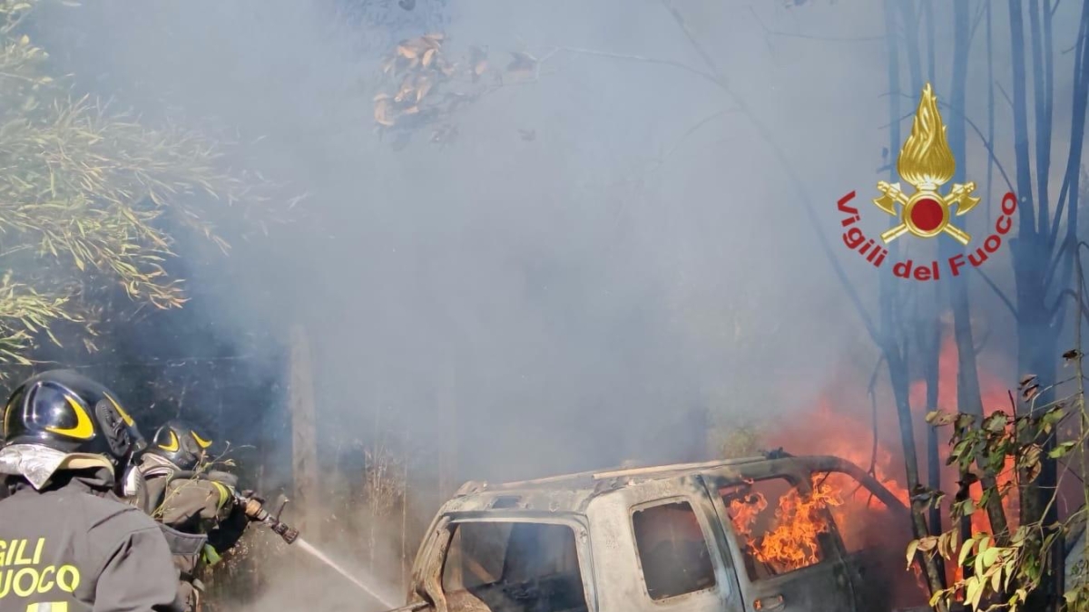 Arezzo, 71enne muore nell'auto in fiamme dopo un incidente