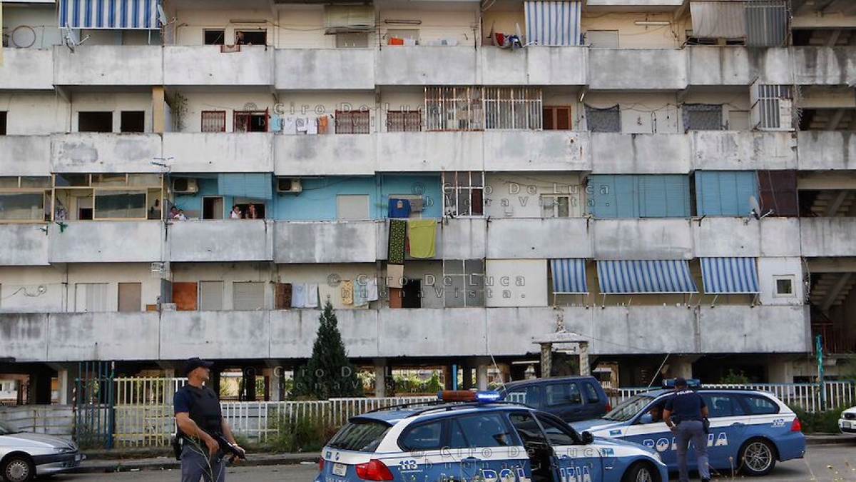 Secondigliano, smantellata piazza di spaccio del clan Licciardi al Rione Berlingieri: droga anche ad artisti e professionisti