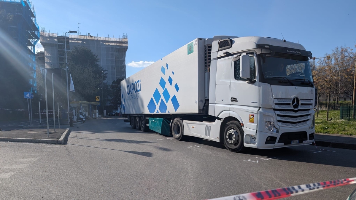 Milano, tir investe e uccide un pedone mentre stava attraversando la strada. L'incidente in piazza Ovidio