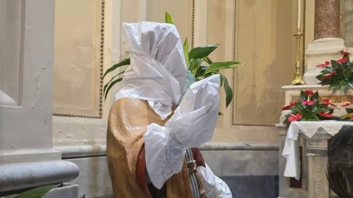 Donna entra nel Duomo di Nola e fa cadere la statua di San Paolino