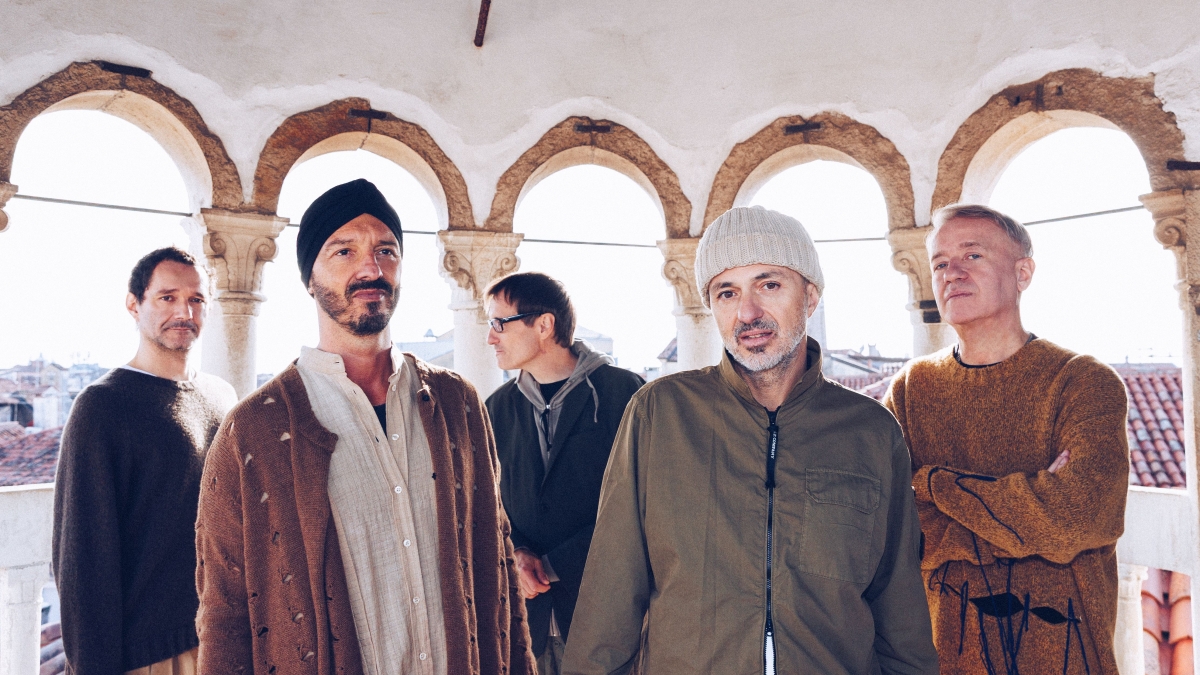 I Subsonica compiono 30 anni e lanciano un disco: «Terre rare»: «Non abbiamo paura ad utilizzare le parole genocidio e neonazismo nelle nostre canzoni»