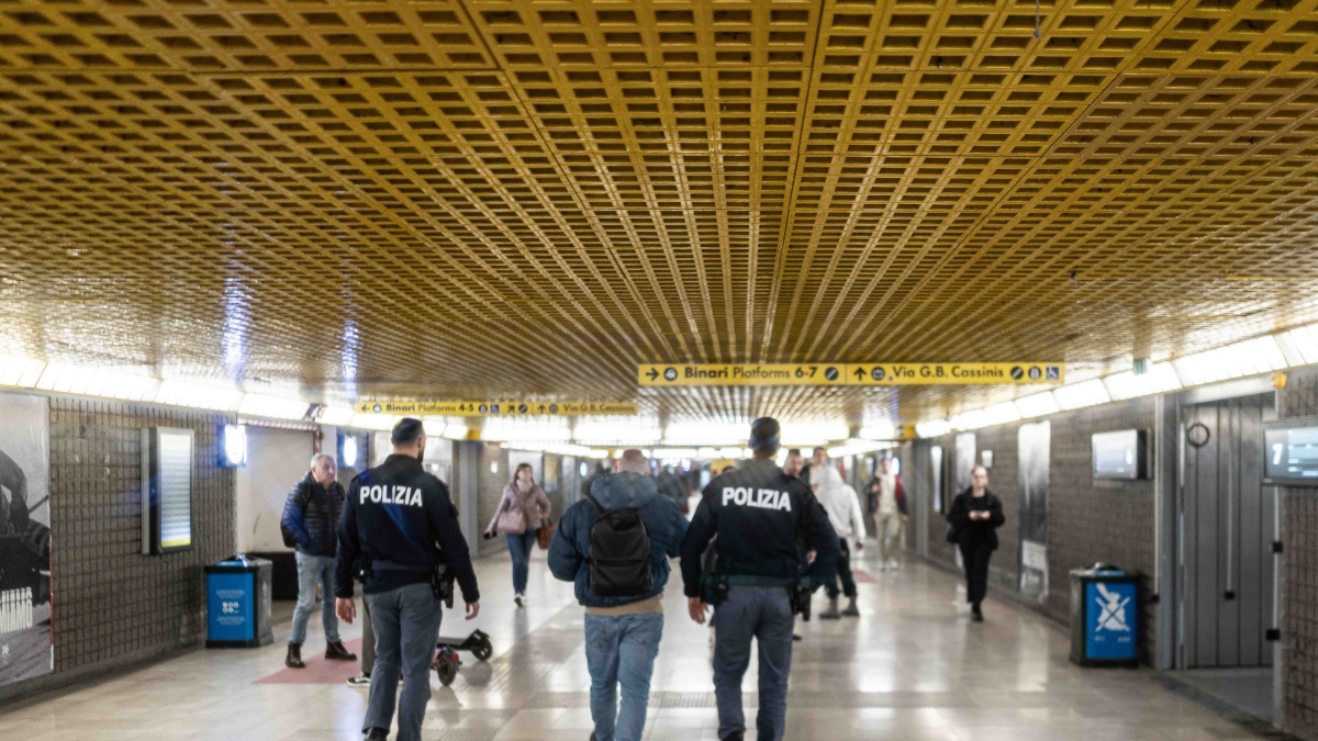 Controlli tra le siringhe e i fantasmi: il ritorno dei poliziotti a Rogoredo. Cinturrino in Tribunale: «È stata una fatalità, non omicidio premeditato»