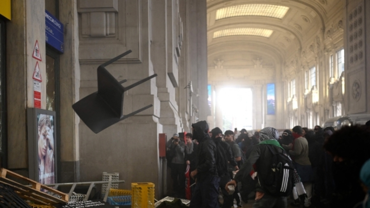 Milano, l'assalto dei proPal alla stazione Centrale: misure cautelari per 6 giovani antagonisti e altri 8 indagati