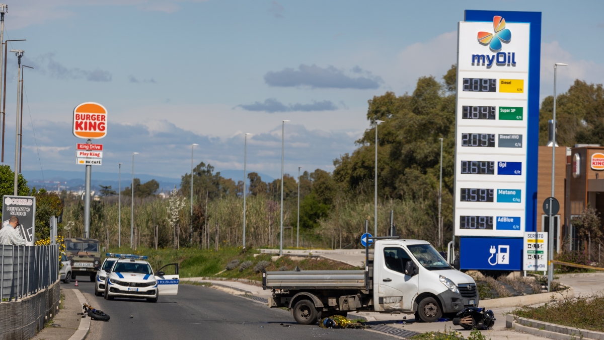 Incidente stradale a Roma, con la moto contro un autocarro sull'Ardeatina: morto un militare 43enne Vincenzo Iodice. Il cordoglio del ministro Crosetto
