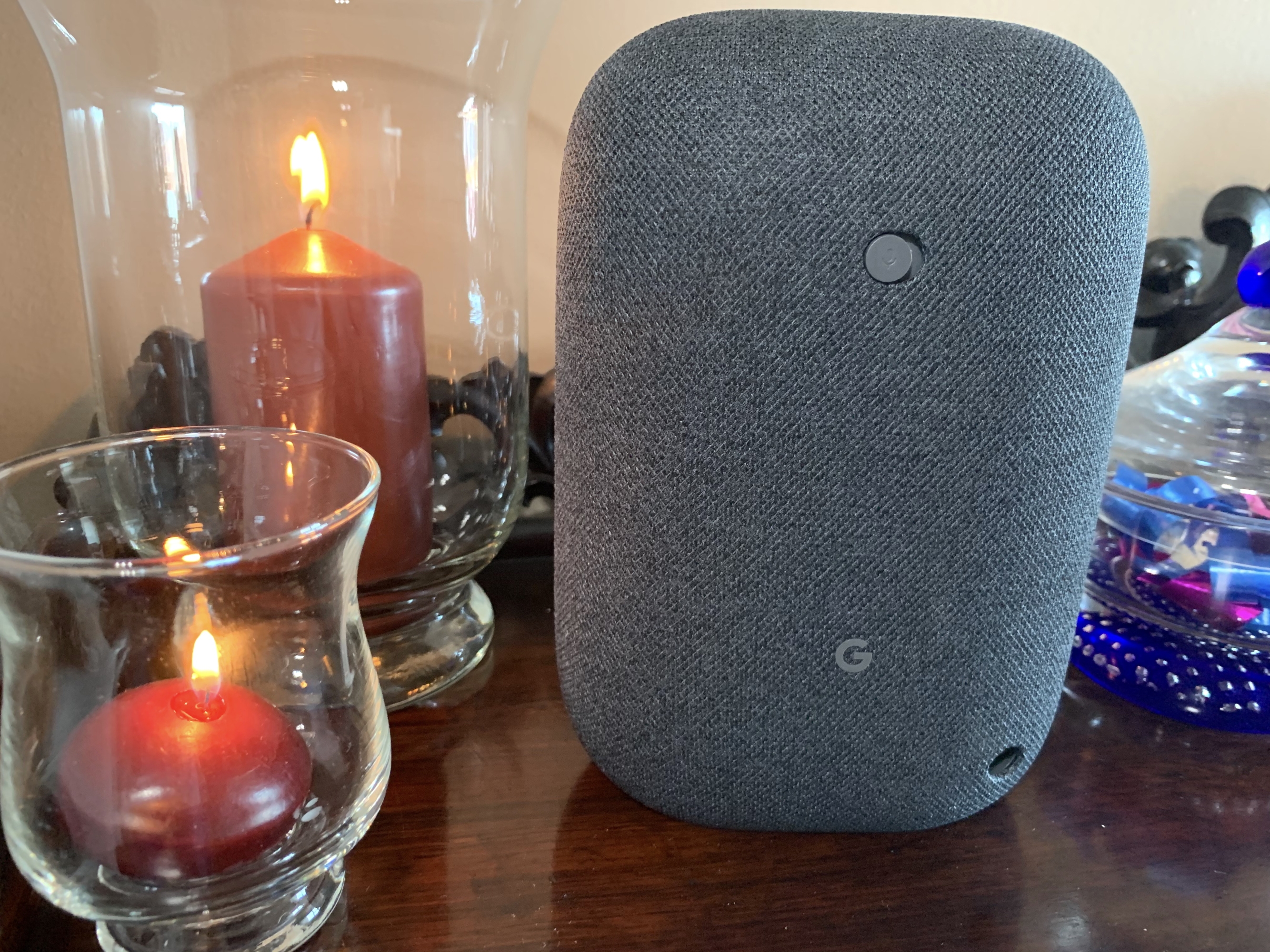 
                                    
                                Google Nest Audio, lo smart speaker amico che risolve problemi