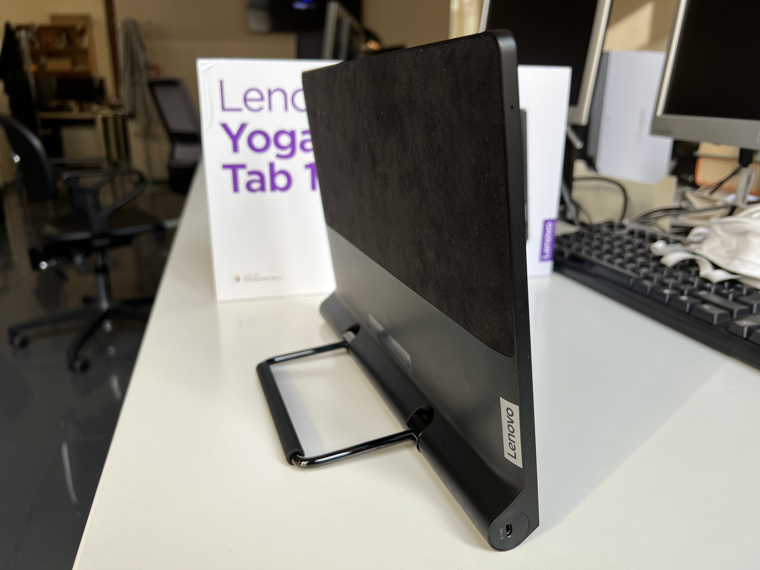
                                    
                                Lenovo Yoga Tab 13: tablet 2-in-1, è anche monitor esterno