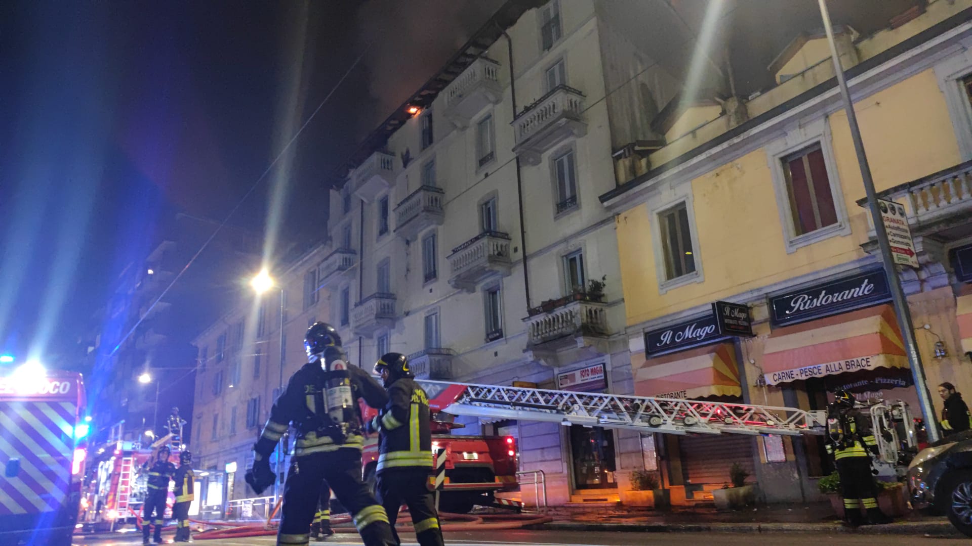 Incendio a Milano in via Ripamonti: a fuoco il tetto di un palazzo