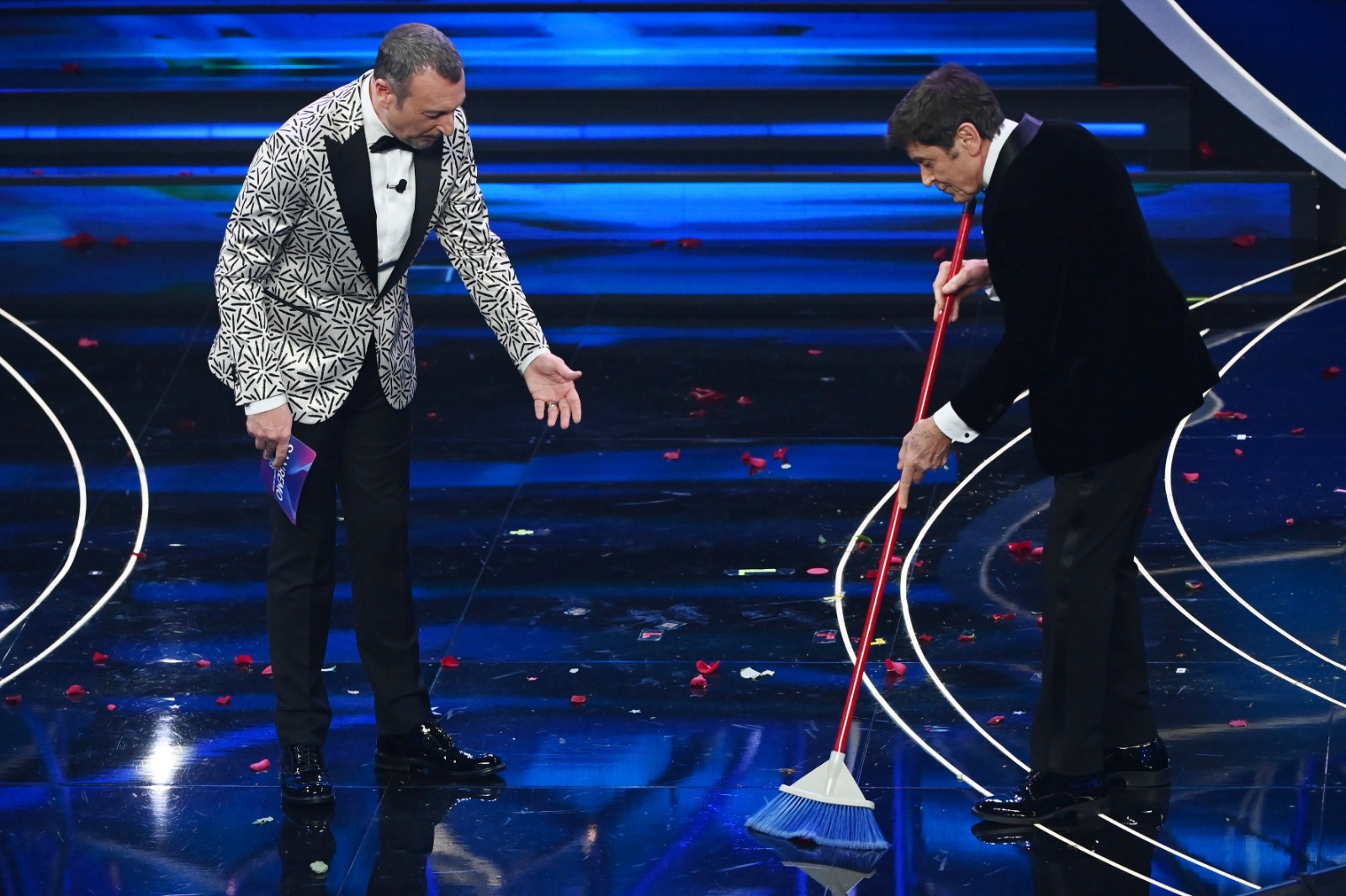 Sanremo, i momenti top di Gianni Morandi la scopa, le canzoni brutte e