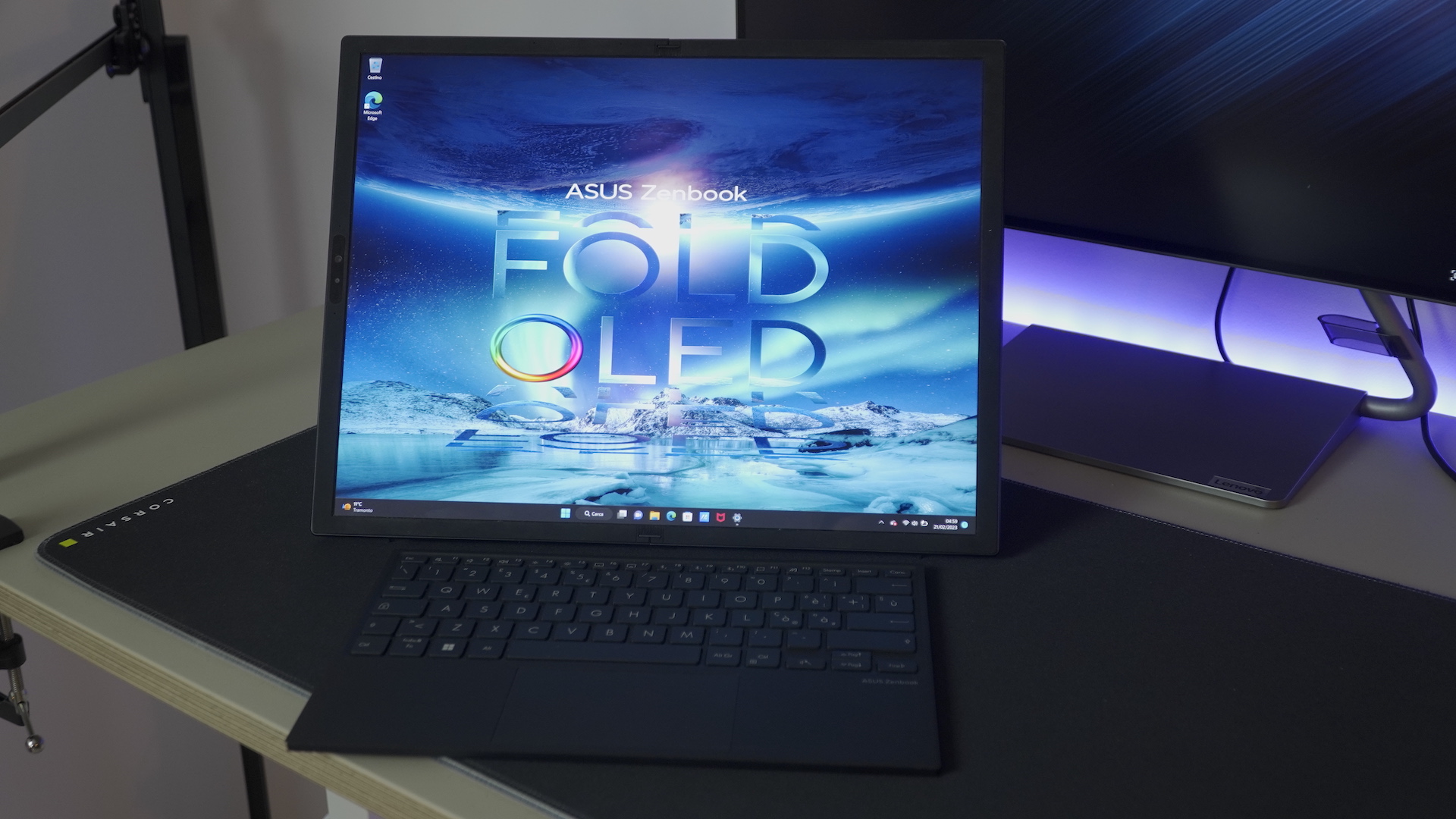 
                                    
                                ASUS ZenBook 17 Fold OLED, la prova: com'è utilizzare un notebook con schermo pieghevole