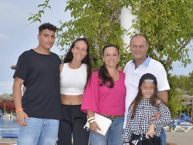 Hamedi El Makkaoui (primo a sinistra) accanto all’ex fidanzata, alla mamma della ragazza, al padre Anselmo Campa (che ha ucciso) con la figlia più piccola
