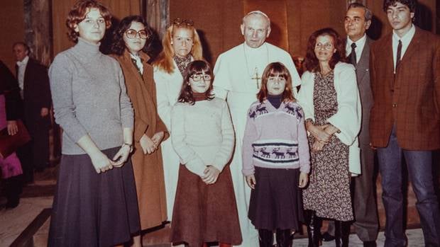 Emanuela Orlandi, il fratello Pietro e papa Wojtyla: dalla devozione di 40 anni fa alle accuse recenti