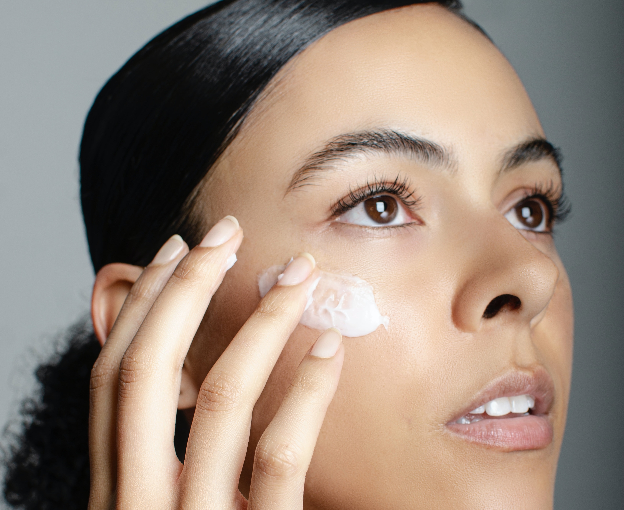 La protezione solare è già fondamentale in primavera: le migliori creme viso con spf