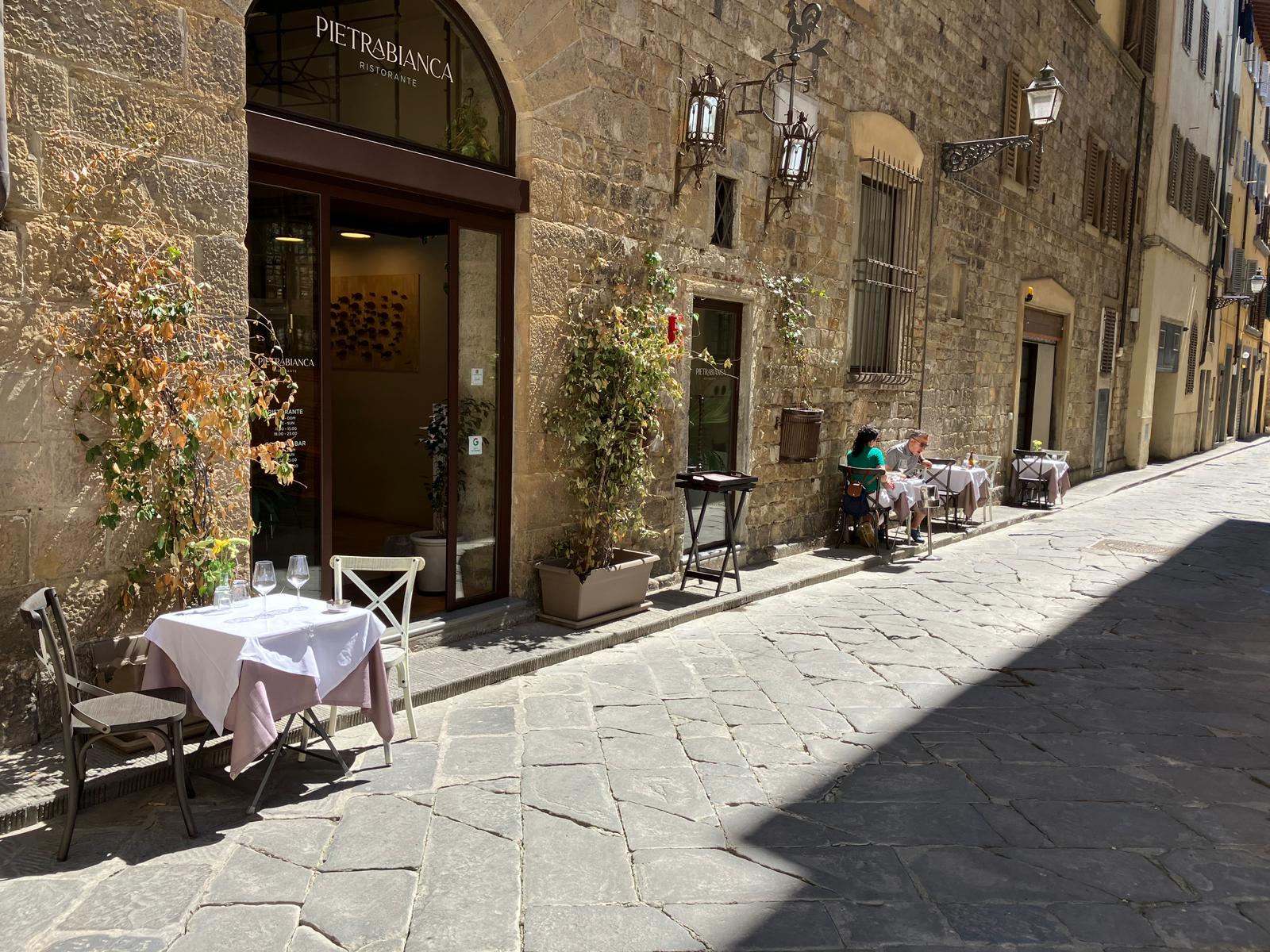 Firenze, un giorno di maggio nel centro della città: lo slalom tra tavolini all'aperto, troppi turisti e bottegai (sgarbati) 