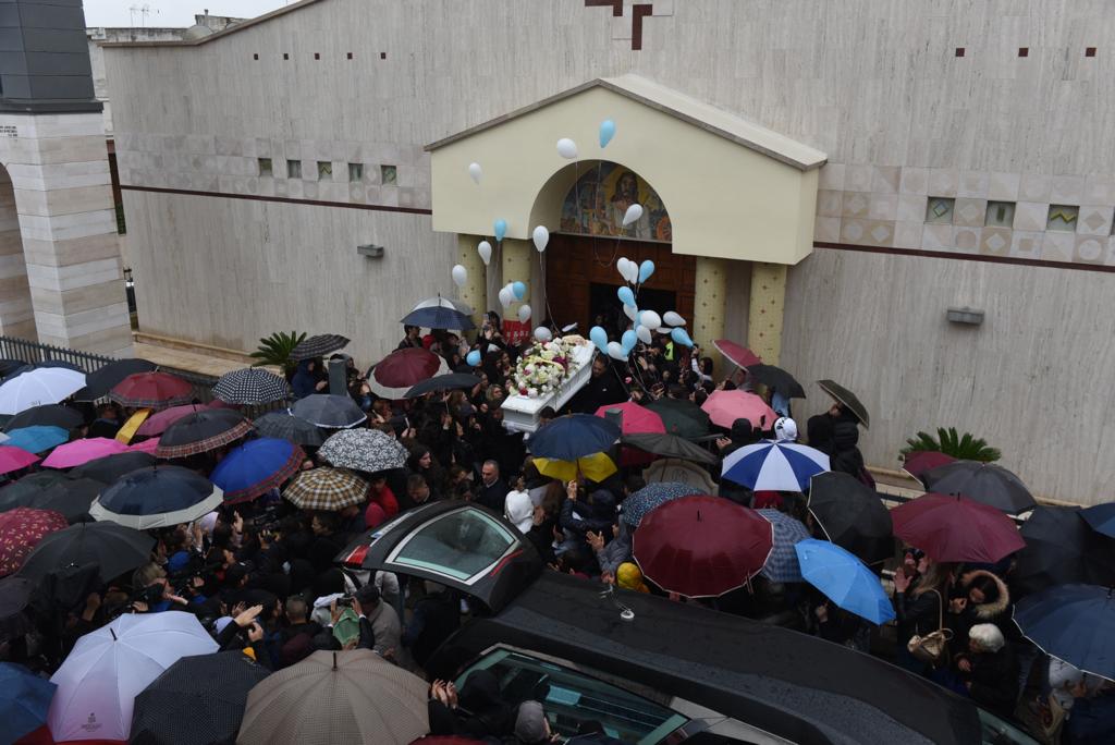 Funerale di Jessica Malaj, la madre arriva in sedia a rotelle. Il parroco: «Sei una piccola eroina, hai salvato tua madre»