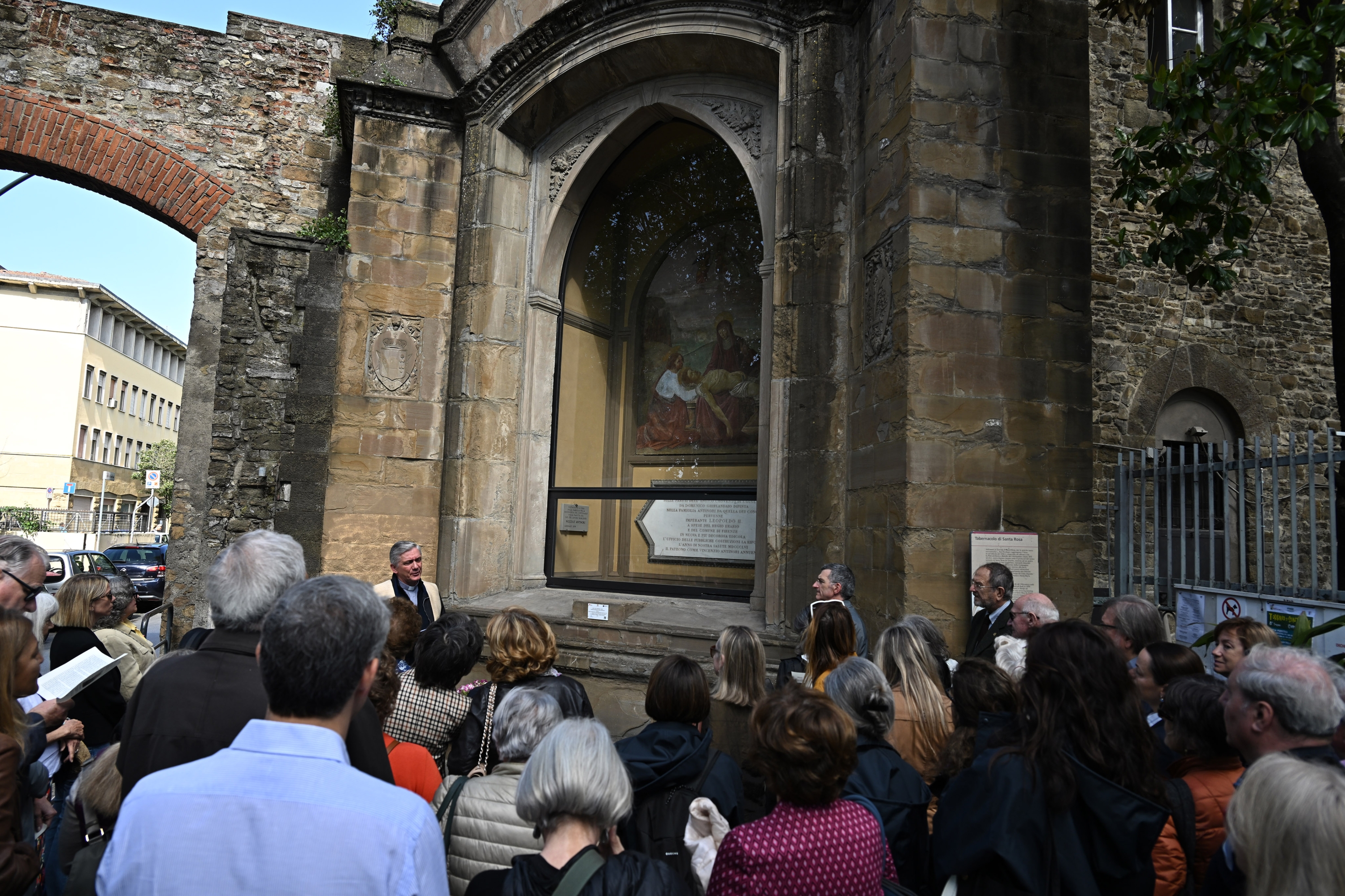 Firenze, restaurato il tabernacolo di Santa Rosa in San Frediano: le foto