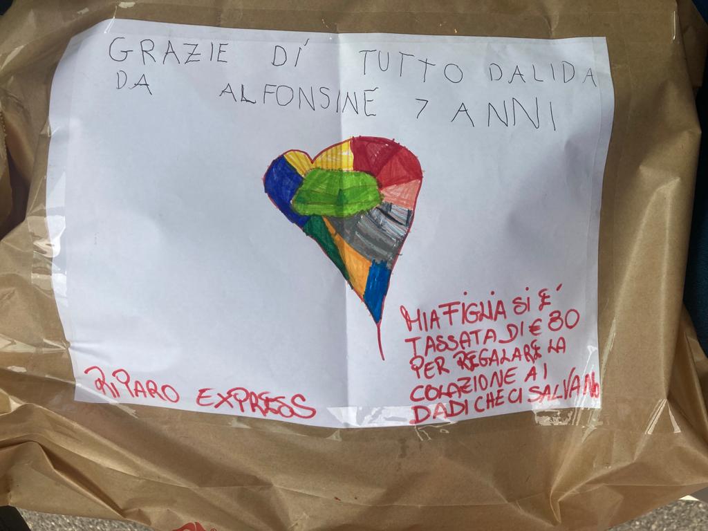 «Grazie ai "dadi" che ci salvano»: i disegni (e la colazione) portati dalla piccola Dalida ai tecnici toscani a Ravenna