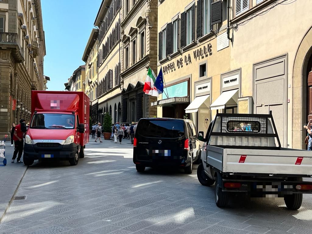Firenze e il caos del traffico nel centro (colabrodo): il pullman incastrato, il bus e il carico-scarico 