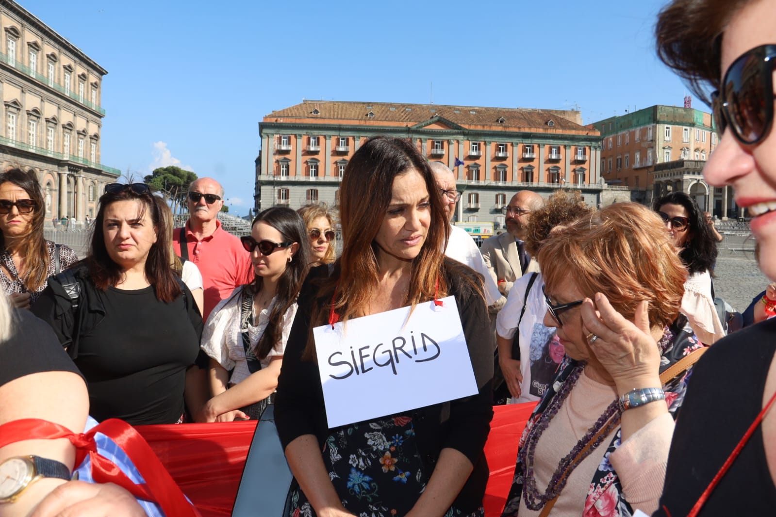 Per Giulia Tramontano un enorme drappo rosso al Plebiscito di Napoli