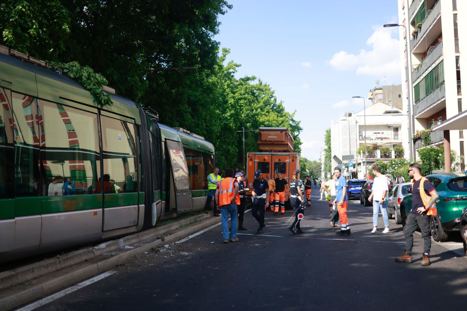 Milano, Tram Della Linea 15 Deraglia In Via Medeghino E Si Schianta ...