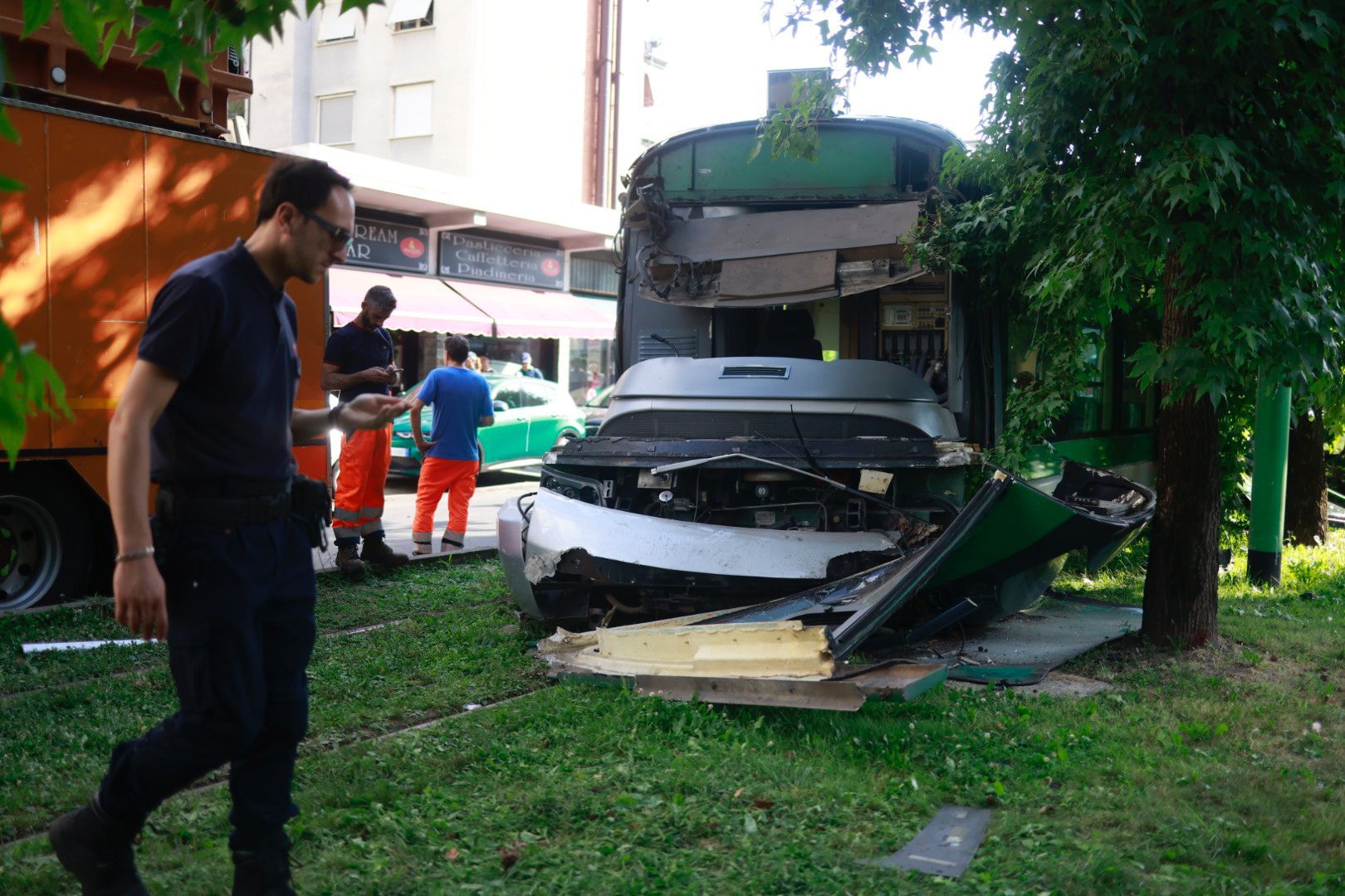 Milano, Tram Della Linea 15 Deraglia In Via Medeghino E Si Schianta ...